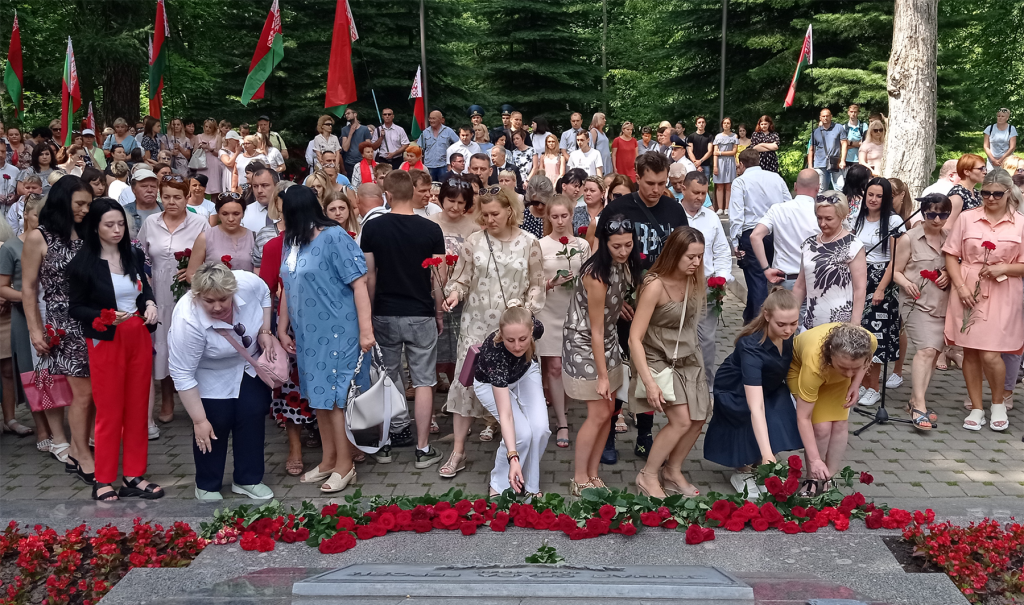 Возложениие цветов (общее фото).png