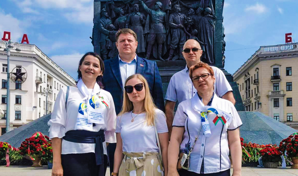 Возложениие цветов профсоюз (общее фото).png